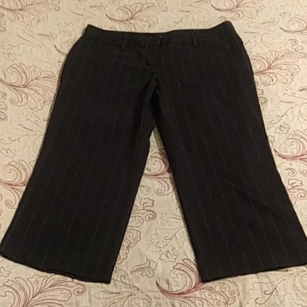 Daisy Fuentes black striped Capri pants 6P